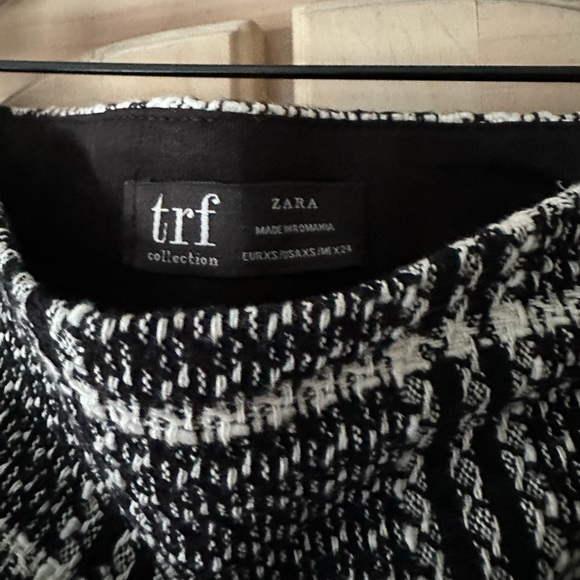 *2/$10 SALE* Zara Textured mini skirt XS - Picture 3 of 3